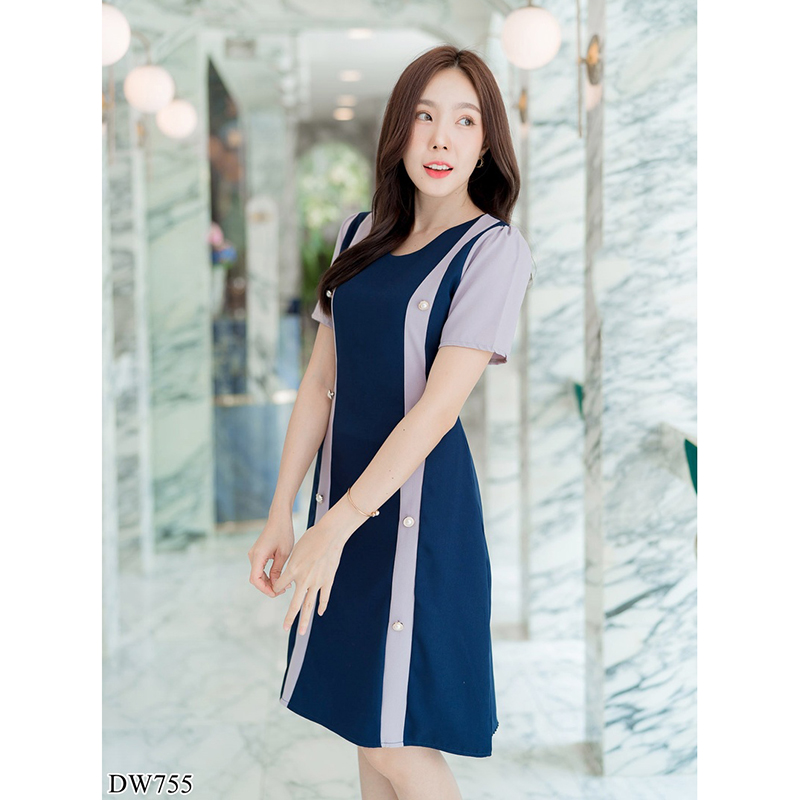 kudapy เดรสสั้นสีเขียว/สีชมพู/สีกรม คอวีแต่งกระดุมยาว 2 ข้างดูดี ใส่สบาย
