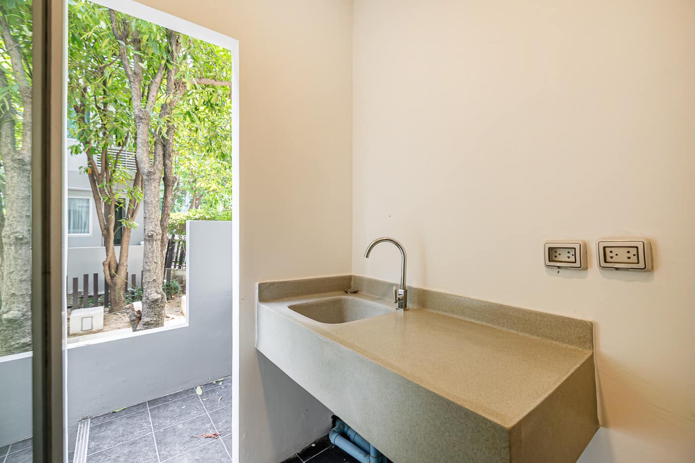 ให้เช่า A Space Sukhumvit 77 (เอ สเปซ สุขุมวิท 77) ตึก E ห้องพร้อมเข้าอยู่