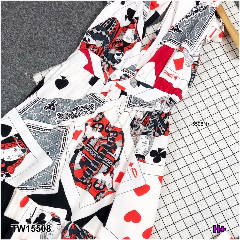 kudapy แม็กซี่เดรสคล้องคอผูกสีดำ สีแดง ผ้าไหมอิตาลี่ พิมลายไพ่ทั้งชุด เอวสม็อคหลัง