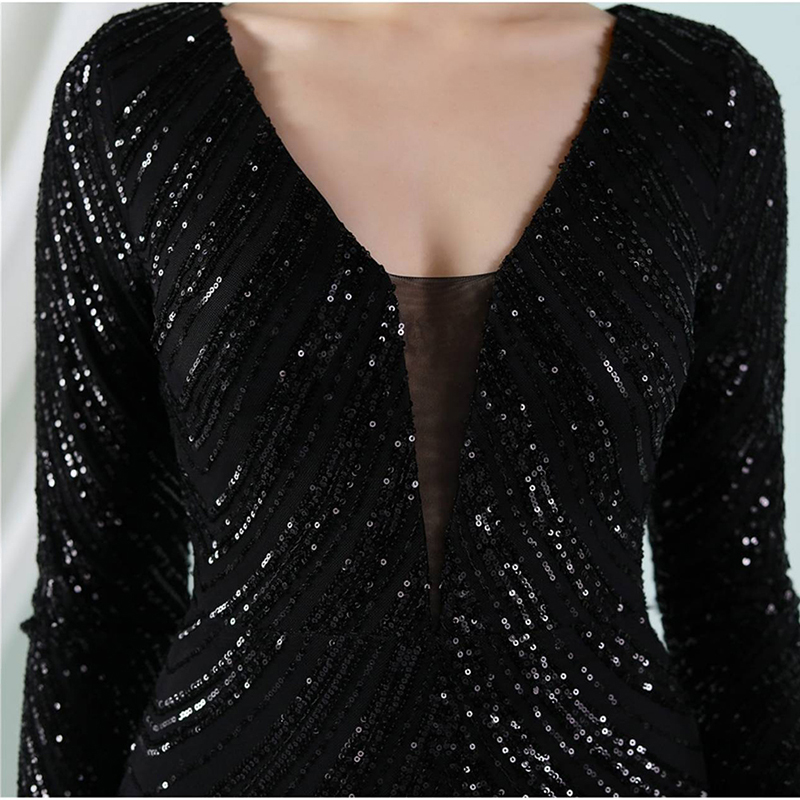 kudapy ชุดราตรียาวคอวีแขนยาวผ้ากริสเตอร์ทอแสง สีแดงเบอร์กันดี้ สีดำ สีเงิน สีชมพูโรสโกลด์ ผ้าขยายได้ สวมเข้ารูป ทรงสวย เรียบหรู มีบราเย็บติดข้างในชุด ซิปหลัง สำเนา