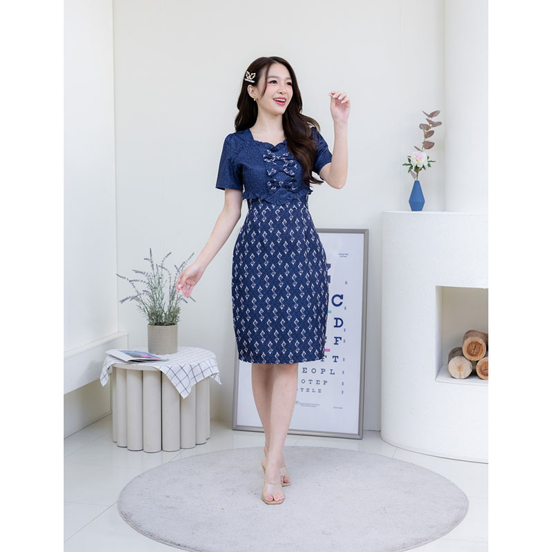 kudapy เดรสสั้นสีชมพู/สีกรม ผ้าพิมพ์ลายไทยตะขอ แต่งโบว์กลางอก ทรงสวย เป็นงานซิปซ่อนด้านหลัง สามารถใส่ไปทำงานได้