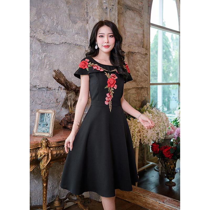 kudapy เดรสสั้นสีชมพู/สีดำ ผ้านิ่มๆ ดีเทลหวานเป็นงานปักรูปดอกไม้ช่วงไหล่และอก ดีไซน์ชุดสวยแขนเสื้อเป็นระบายเก๋แบบคลุมไหล่ยาวรอบตัว