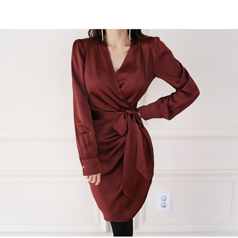 kudapy เดรสสั้นออกงานสีแดงเข้ม ผ้าไนลอนคอวีแขนยาว ผ้าทิ้งตัวมีน้ำหนัก ทรงทบหน้าผูกเอว สวยเหมือนแบบ