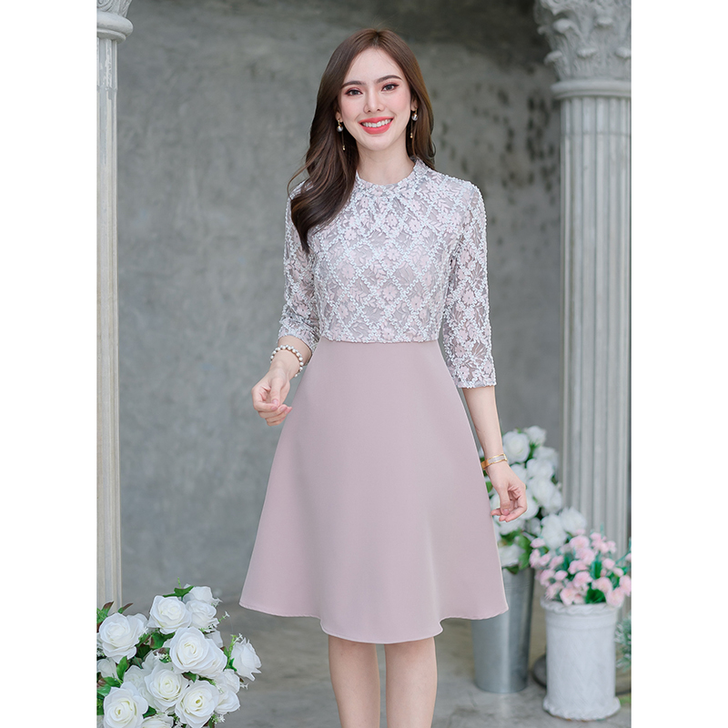 kudapy เดรสสั้นสีขาว/สีโทนชมพูกะปิอ่อน ลูกไม้เกรดพรีเมียมตัดต่อกระโปรงพื้น สวยหรู ผ้าลูกไม้มีเทคเจอร์เป็นเส้น