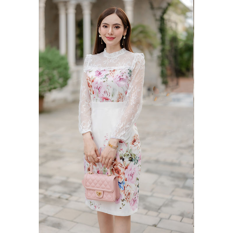 kudapy เดรสสั้นสีขาว ผ้าSatin silk อัดกาวพิมพ์ลวดลายดอกไม้ ตกแต่งด้วยลูกไม้ chantilly lace เนื้อบางเบา