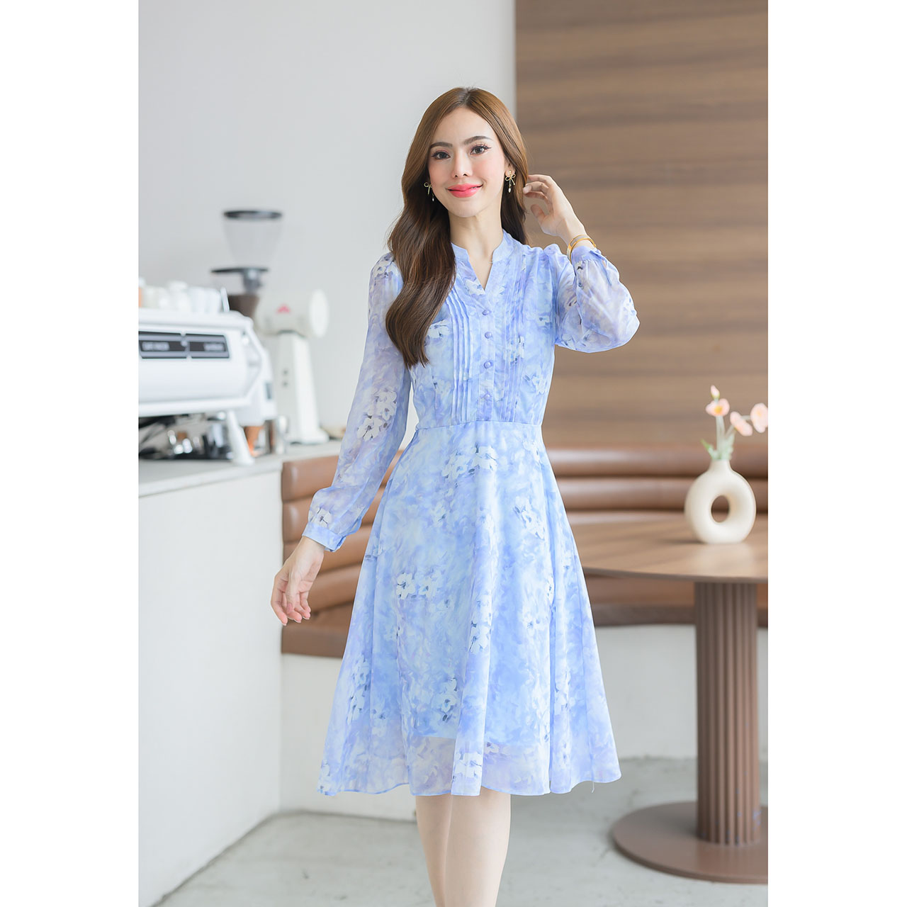 kudapy เดรสสั้นสีโทนฟ้าดอกม่วง/สีโทนเหลือง ชีฟองลายดอก เป็นเดรสแขนยาว ช่วงอกมีดีเทลตีเกล็ดกระดุมหน้า