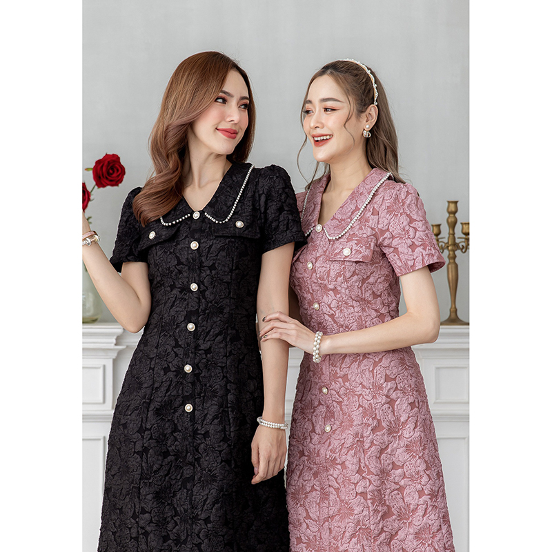 kudapy เดรสสั้นสีดำ/สีน้ำตาล/สีเขียว/สีขาว คอปกมุก ผ้าแจ็คกาด ใส่แล้วดูเพรียว เป็นทรงเข้ารูป มีดีเทลแต่งกระดุม และกระเป๋าช่วงอก เพิ่มความสวยเก๋