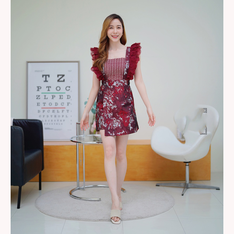 kudapy จั้มสูทขาสั้นสีแดง/สีกรม ป้ายหน้าผ้าทอระบายแขนลูกไม้