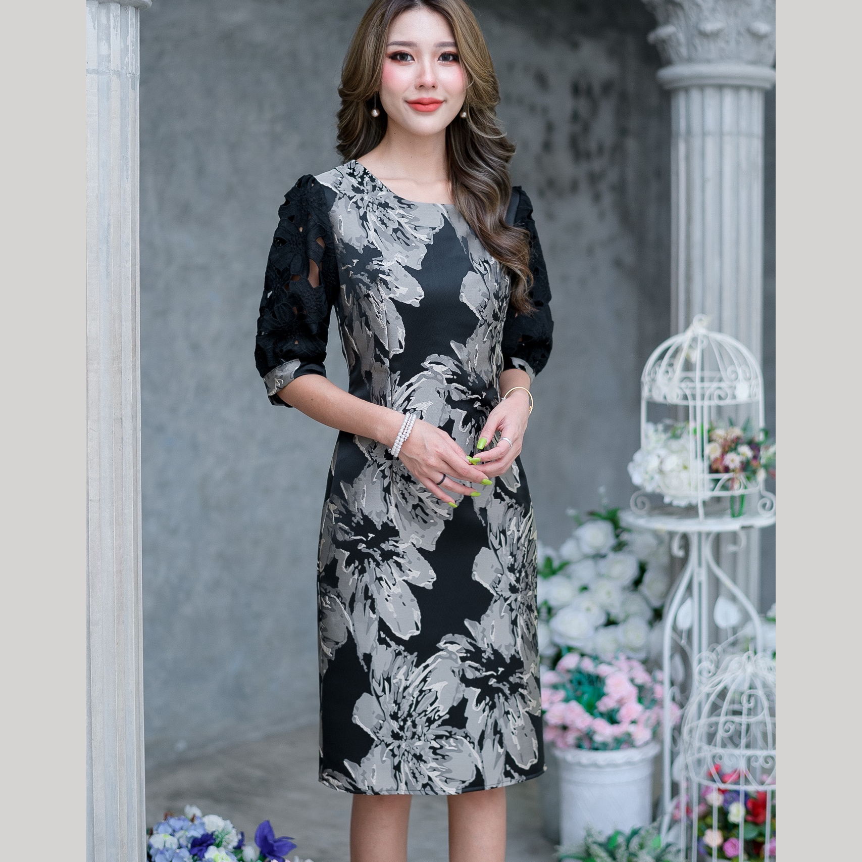 kudapy เดรสสั้นคอกลมลายดอกสีเทาดำ แขนสั้นแต่งลูกไม้ ทรงปล่อยใส่สบาย ทรงสวย