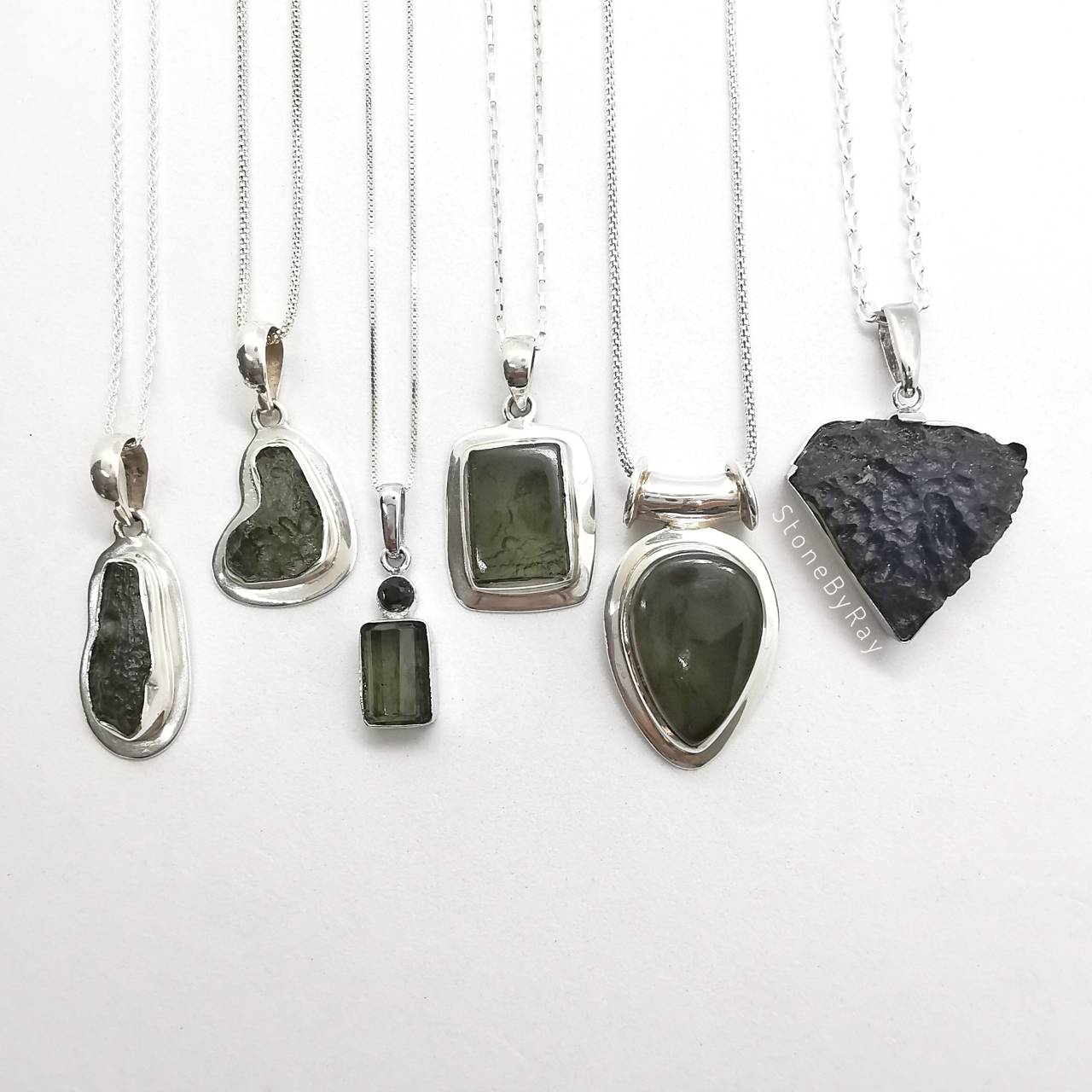 สร้อยคอเงินจี้สะเก็ดดาวโมดาไวท์ Moldavite