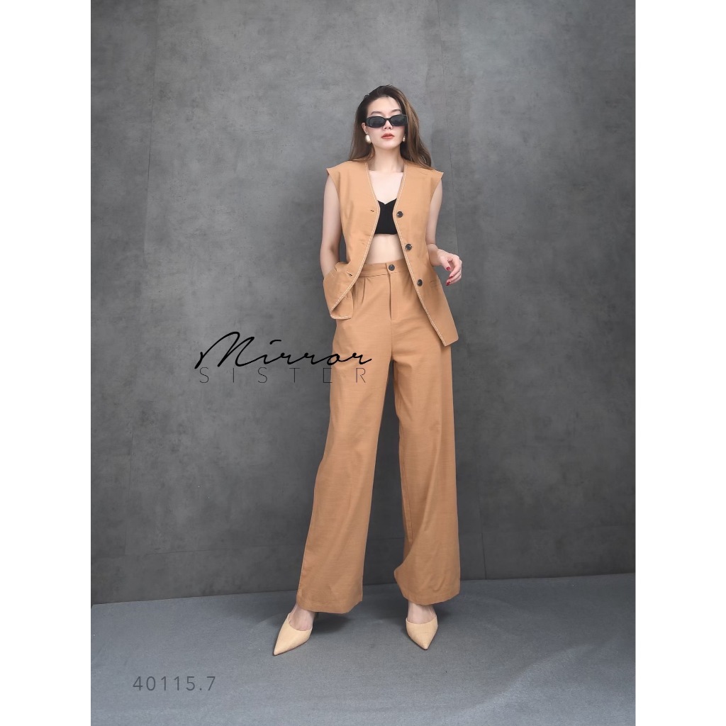 kudapy ชุดเซ็ทสีกากี เซ็ทเสื้อแขนกุด แต่งกระดุมลายกระ แต่งกระเป๋าล้วงได้2ข้างด้านหน้า มาพร้อมกางเกงขากระบอกเข้าชุดกัน