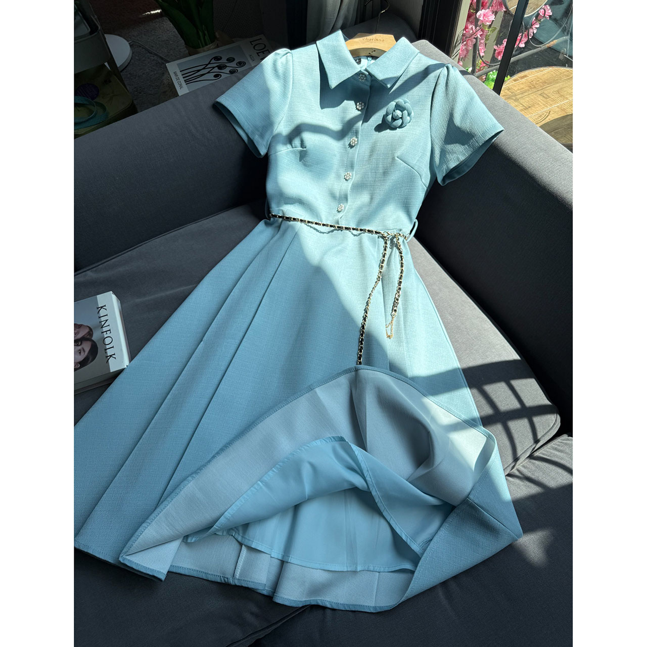 kudapy เดรสยาวสีครีม/สีฟ้า/ม่วงอ่อน/เหลืองอ่อน ผ้าทวิตญี่ปุ่นตกแต่งด้วยกระดุมดอกคามิเลีย ีซับในทั้งชุด ผ้าอัดกาวอย่างดี มาพร้อมกับเข็มขัดโซ่ และเข็มกลัดดอกไม้