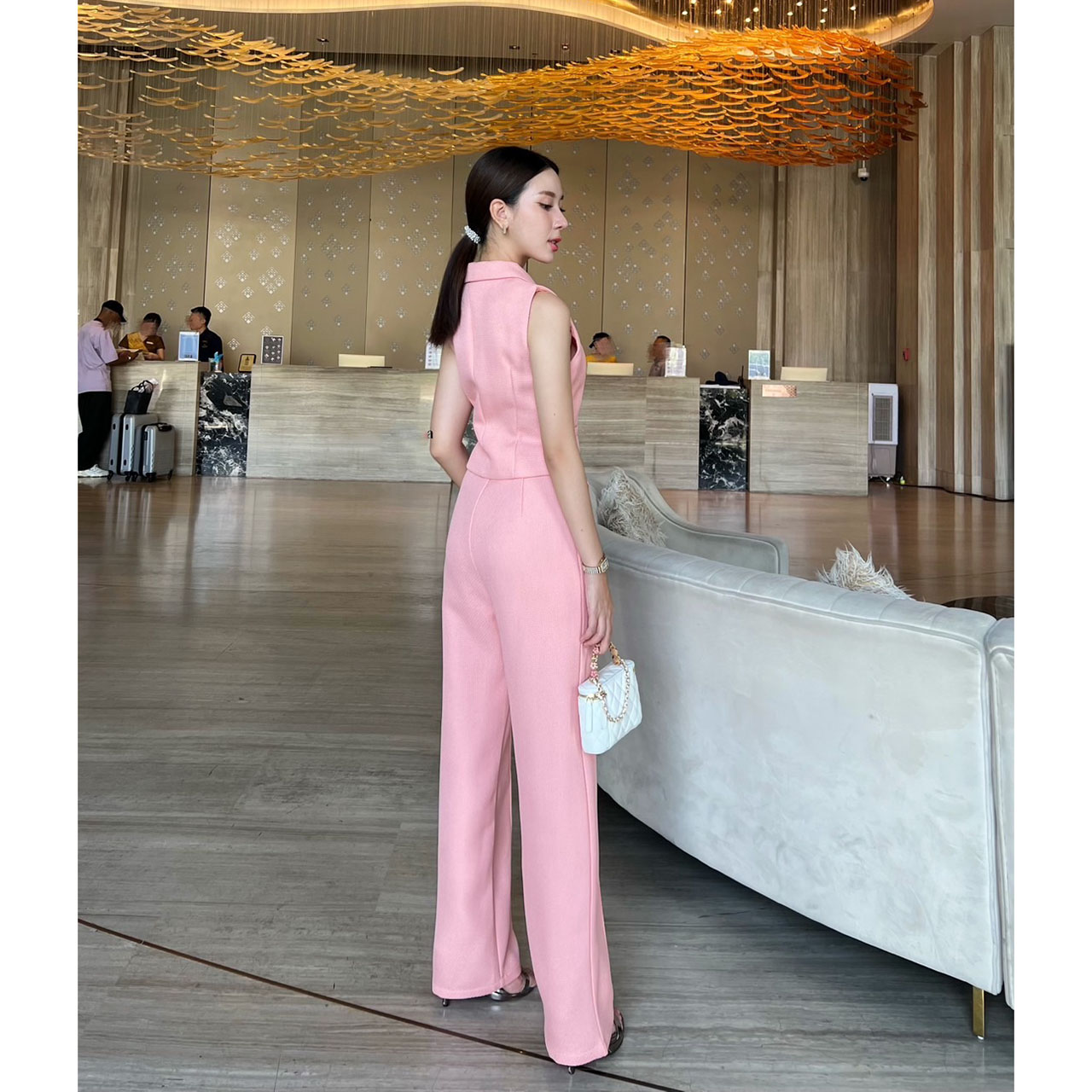 kudapy เซ็ทเสื้อแขนกุดเข้ารูปมาพร้อมกับกางเกงขายาว ตัวเสื้อแต่งกระดุมจริงสีทองปลายทรงแหลม กางเกงใช้ผ้าเดียวกับเสื้อ