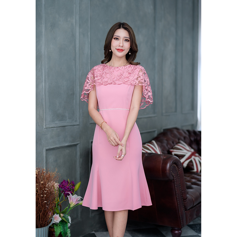 kudapy เดรสออกงานสไตล์หรูหรา ดีไซน์ตัวเดรสด้วยผ้าพื้นเนื้อดีตัดเย็บทรงหางปลา ช่วงบนคลุมไหล่ด้วยผ้าลูกไม้ปักเงา เป็นปีกคางคาว