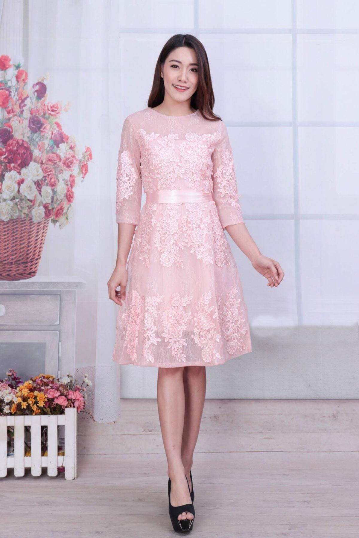 เดรสสั้นลูกไม้สีชมพู ใส่ไปงานไหนก็ดูไฮโซ เก็บทรงสวยมาก ดีเทลแขน 4 ส่วน