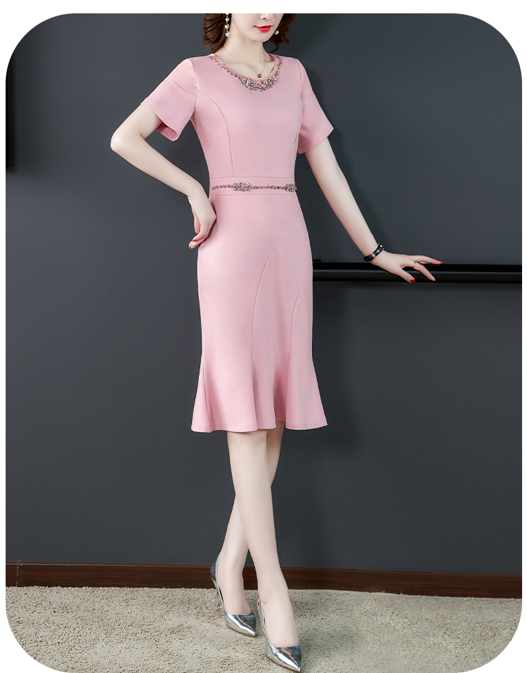 kudapyเดรสสั้นสีชมพู ดีไซน์สวยหรูที่คริสตรัลสี ที่ตกแต่งคอเสื้อและเอว