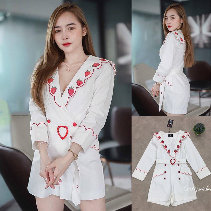 kudapy จั้มสูทขาสั้นสีขาว ผ้ายีนนิ่มปักสตอเบอรี่น่ารักมั้กๆคะ มีความไฮโซ ดูดีมีสไตล์มากๆ
