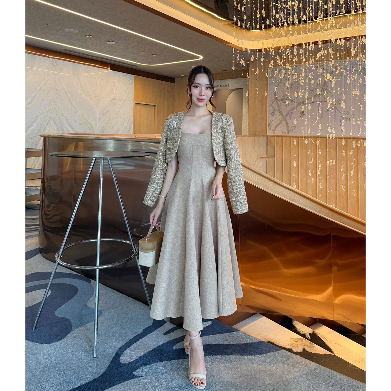 kudapy เดรส+เสื้อครอป+เข็มกลัดดอกไม้ ผ้าพรีเมี่ยมทวิตที่ เดรสเป็นทรงเข้ารูปช่วงเอว มีความพองช่วงล่างน่ารักมาก ซิปซ่อนด้านหลัง มีซับใน