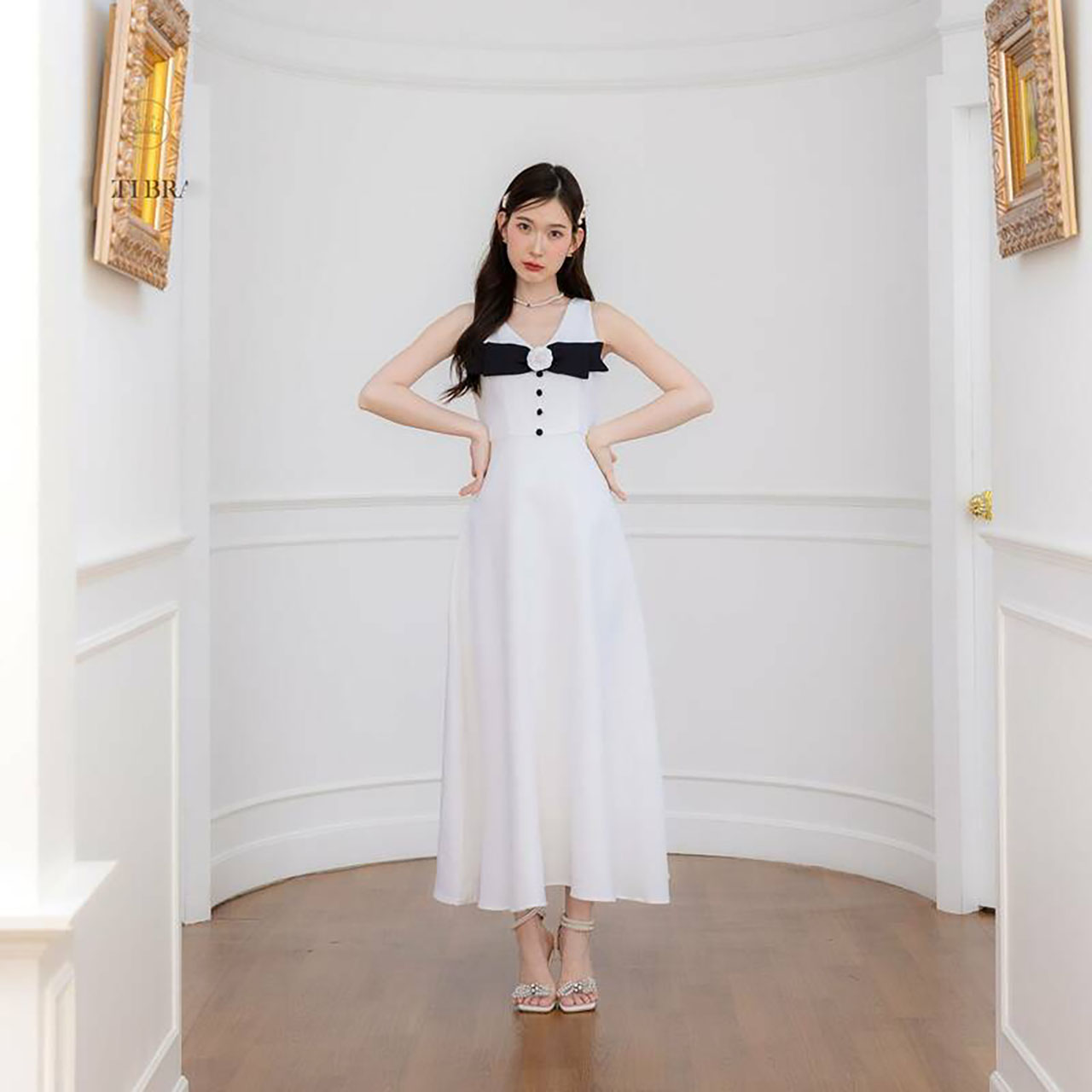 kudapy เดรสยาวสีขาว/สีชมพู+โบว์ดอกไม้ติดอกใส่เที่ยว ออกงานสวยดูดี