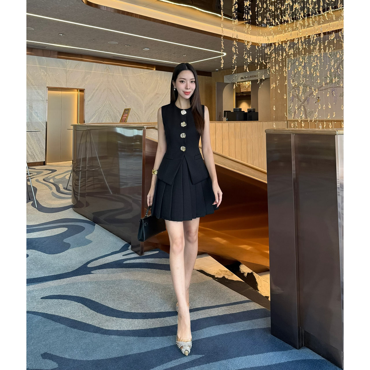 kudapy set เสื้อแขนกุด แต่งกระดุมสีทองเม็ดใหญ่ด้านหน้า(กระดุมทองเย็บติด ด้านใน มาพร้อมกับกระโปรงแต่งจีบ