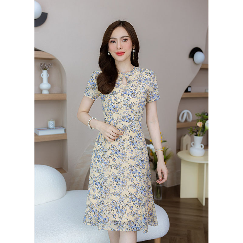 kudapy เดรสสั้นสีชมพู/สีเหลือง ชีฟองลายดอก ผ้าลายดอกสวยละมุน มีดีเทลเจาะคอหยดน้ำ กระโปรงเป็นระบายหางปลาพริ้วๆ