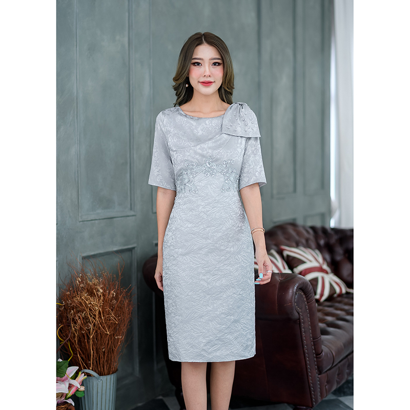 kudapy เดรสสั้นสีโอรส/สีเทา งานผสมผสานสองเนื้อผ้าและดีไซน์สวยหรุหรา ช่วงกระโปรงเป็นงานผ้า Jacquard ช่วงบนเป็นผ้า silk เนื้อเบานิ่มเงาเย็บ