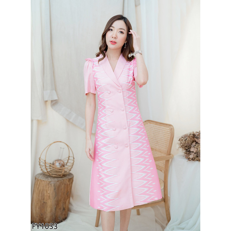 kudapy เดรสยาวคลุมเข่า เดรสผ้าไทยสีชมพู/สีฟ้า คอวีปก แต่งกระดุมหน้า ทรงสวยดูดีน่ารักมากค่ะ งานมีซับในซิบหลัง