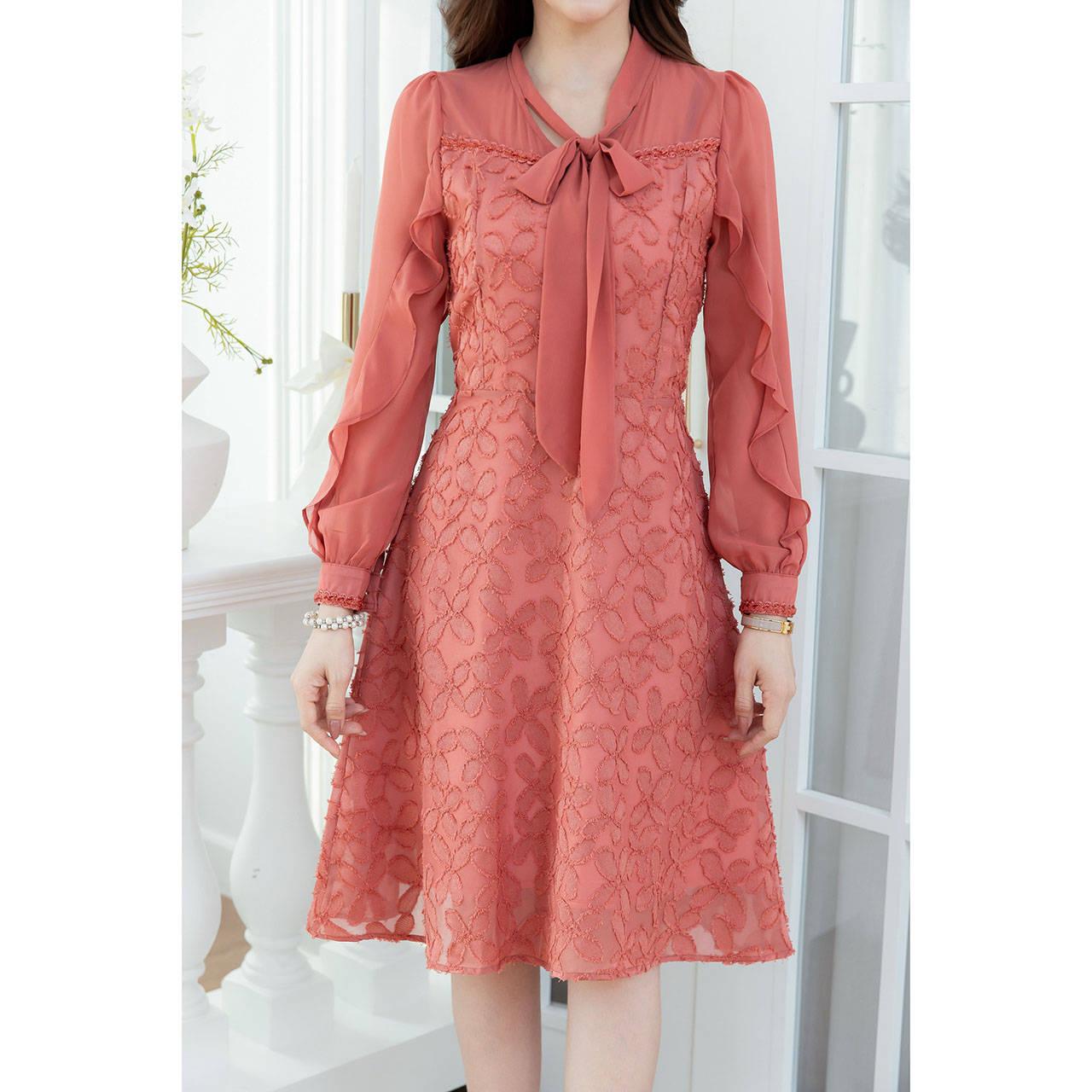 kudapy เดรสสั้นสีดำ/สีปูนแดง ผ้าทอเทคเจอร์ลายดอก แขนยาวชีฟอง มีดีเทลผูกโบว์ช่วงคอ แต่งอะไหล่ขอบด้ายช่วงอกและปลายแขน