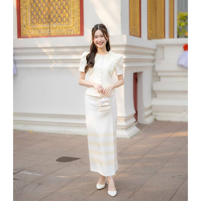 kudapy ชุดเซ็ทเสื้อ+ผ้าุงสีครีม ผ้าไทย กระดุมหน้า แขนสั้น คอปกผ้าลูกไม้ ใส่ออกงานบุย งานบวช สวยดูดี
