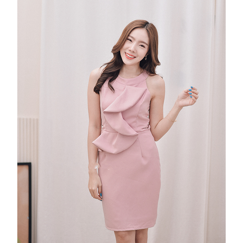 kudapy เดรสสั้นสีชมพู/สีกรม/สีแดง/สีเขียว เดรสเฉี่ยวๆ ช่วงเสื้อเป็นทรงเสื้อกล้ามเว้าแขนมีระบายที่อก เว้าเอวโชว์ความเซ็กซี่เล็กๆ ต่อกระโปรงทรงสอบ