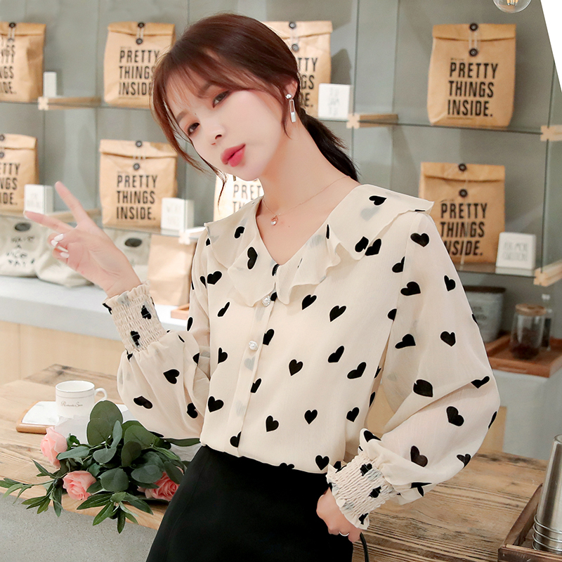 kudapy เสื้อสีครีมลายหัวใจสีดำ ผ้าชีฟองเนื้อดี แขนยาว ปลายแขนเสื้อจั๊ม แต่งกระดุมมุกหลอกสวยที่หน้าอกเสื้อ M