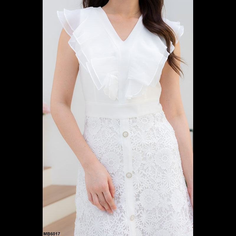 kudapy เดรสยาวสีขาว/สีชมพู/สีฟ้า คอลใหม่คือสวยปังไม่ไหว เป็นทรงกระโปรงพริ้ว แต่งผ้าลายลูกไม้ มีกิมมิคอัดพลีทระบายกลางอก งานซิปซ่อนด้านหลัง