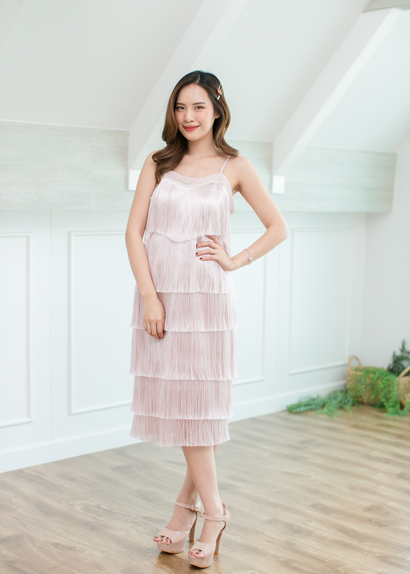 เดรสสายเดี่ยวสีชมพูอ่อน ทรงปล่อย แต่งด้วยเส้นไหม