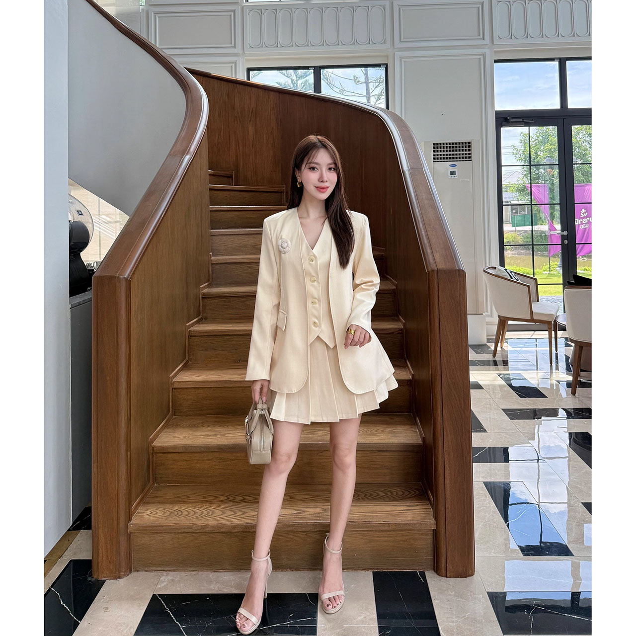 kudapy เซ็ท 4 ชิ้น เสื้อสูท+เสื้อ vestด้านใน +กระโปรง(กางเกงเป็นซับใน)+เข็มกลัดดอกไม้ ใช้ผ้าเดียวกันทั้งเซ็ท ตัวเสื้อสูทมีซับในอย่างดี