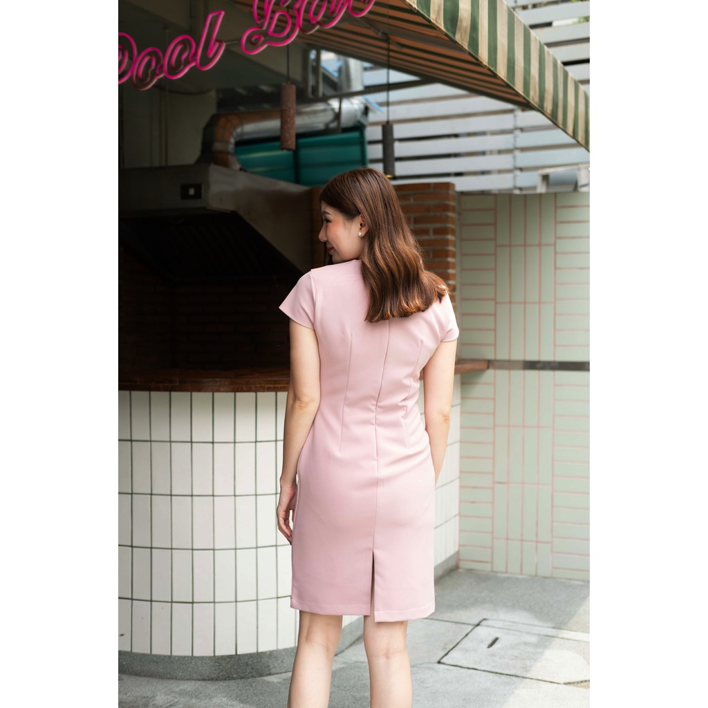 kudapy เดรสสั้นคอวีแต่งเฉียง เดรสผ้านาโนเนื้อดี ทรงแขนล้ำ ดีไซน์คอเป็นปกกลีบกุหลาบ กระโปรงทรงตรง ผ่าหลัง ซิปหลัง ซับในทั้งตัว