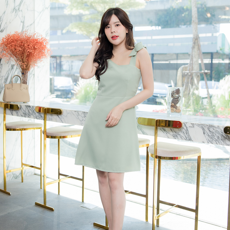 kudapy เดรสสั้นสีเขียวเป็นแบบคอปาดเฉียงไหล่เดียว แต่ใส่ง่ายมากเพราะทำสายอีกข้างเป็นโบว์ผูกไหล่