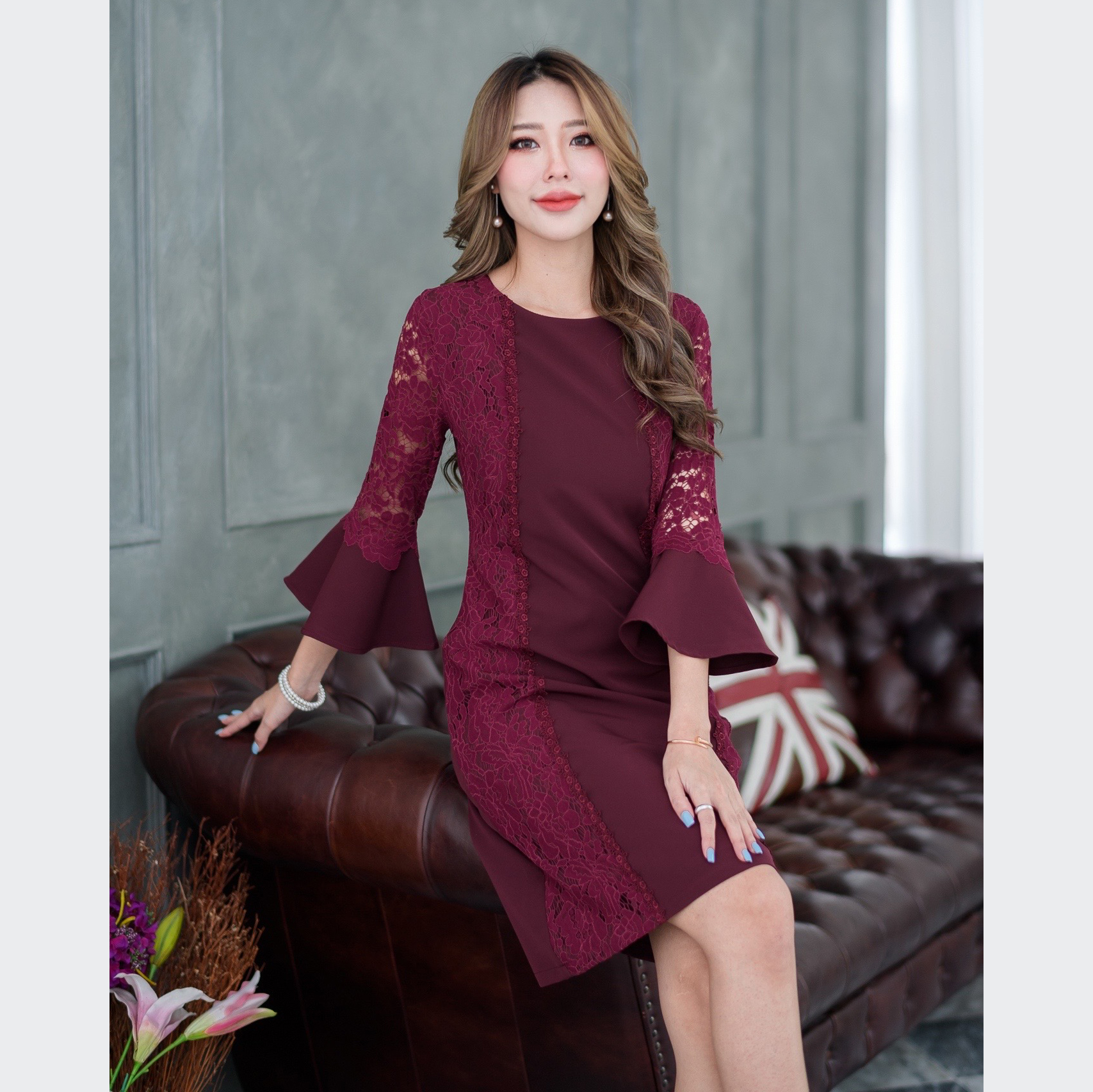 kudapy เดรสสั้นสีแดงเลือดหมู คอกลมแขนยาวสามส่วน ผ้าลูกไม้ผสม แต่งแขนกระดิ่ง มีซับใน ซิบหลังอย่างดีค่ะ