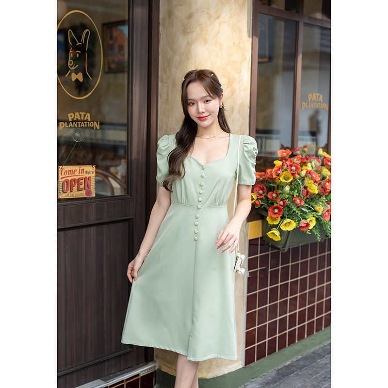 kudapy เดรสสั้นสีชมพู/สีกรม/สีครีม/สีเขียวมัทฉะ ช่วงเสื้อช่วงอกทำเป็น Curve ใส่แล้วดูเพรียว แขนจับรูดสม็อคด้านข้าง แต่งช่วงลำตัวด้วยกระดุมปั๊มเรียงสวย เหมือนเป็นชุดผ่าหน้า