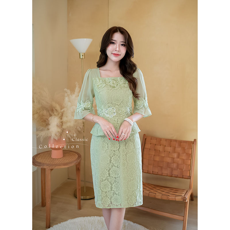 kudapy เดรสสั้นสีชมพูอ่อน/สีเขียวอ่อน ลูกไม้ เป็นเดรสลูกไม้เอวระบาย ช่วงแขนเป็นชีฟอง ตกแต่งดอกไม้ช่วงเอว อก และปลายแขน ดีเทลดอกไม้จะเป็นงานปักลูกปัด มุก และเพชร