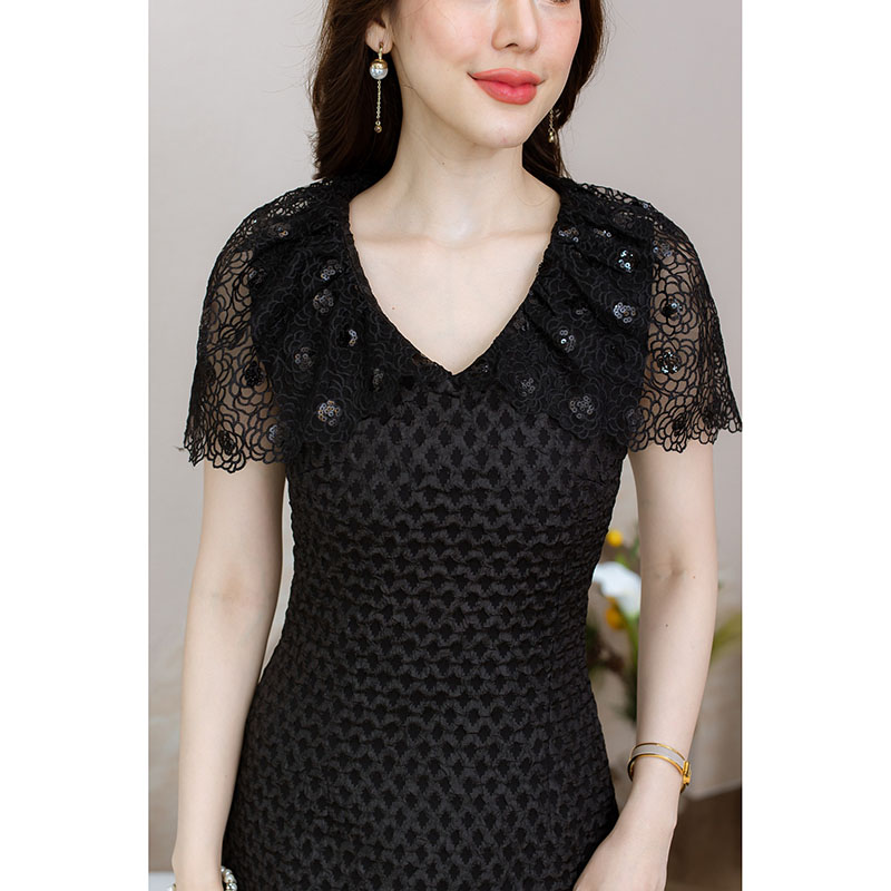 kudapy เดรสสั้นสีขาว/สีดำ ไหล่ลูกไม้ปักเลื่อม สวยเรียบหรูดูดี ตัวเดรสเป็นผ้าวาฟเฟิลสวยมีเทคเจอร์ ลูกไม่ช่วงไหล่ลายดอกคามิเลีย