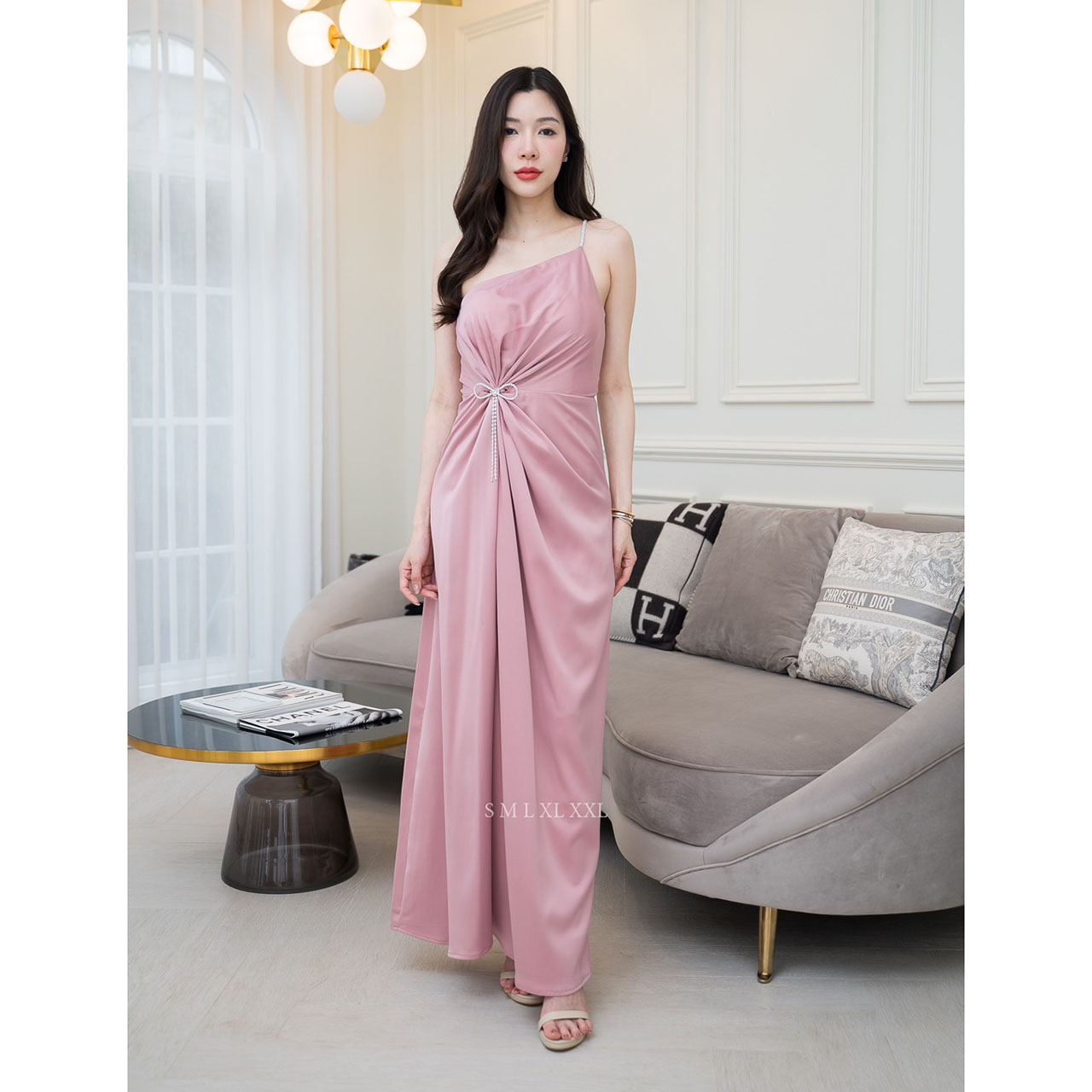 kudapy เดรสยาวสีโอวัลติน/สมิ้นอมฟ้า/สีชมพูกลีบบัว/สีกรม/สีชาเขียว ชุดราตรียาวไหล่เบี่ยงสายเพชรแต่งมัดเอวติดเข็มกลัดเพชรโบว์ งานพรีเมี่ยมผ้าเครปซาติน ซับในเกรดเอ ซิปด้านหลัง สวยหรู