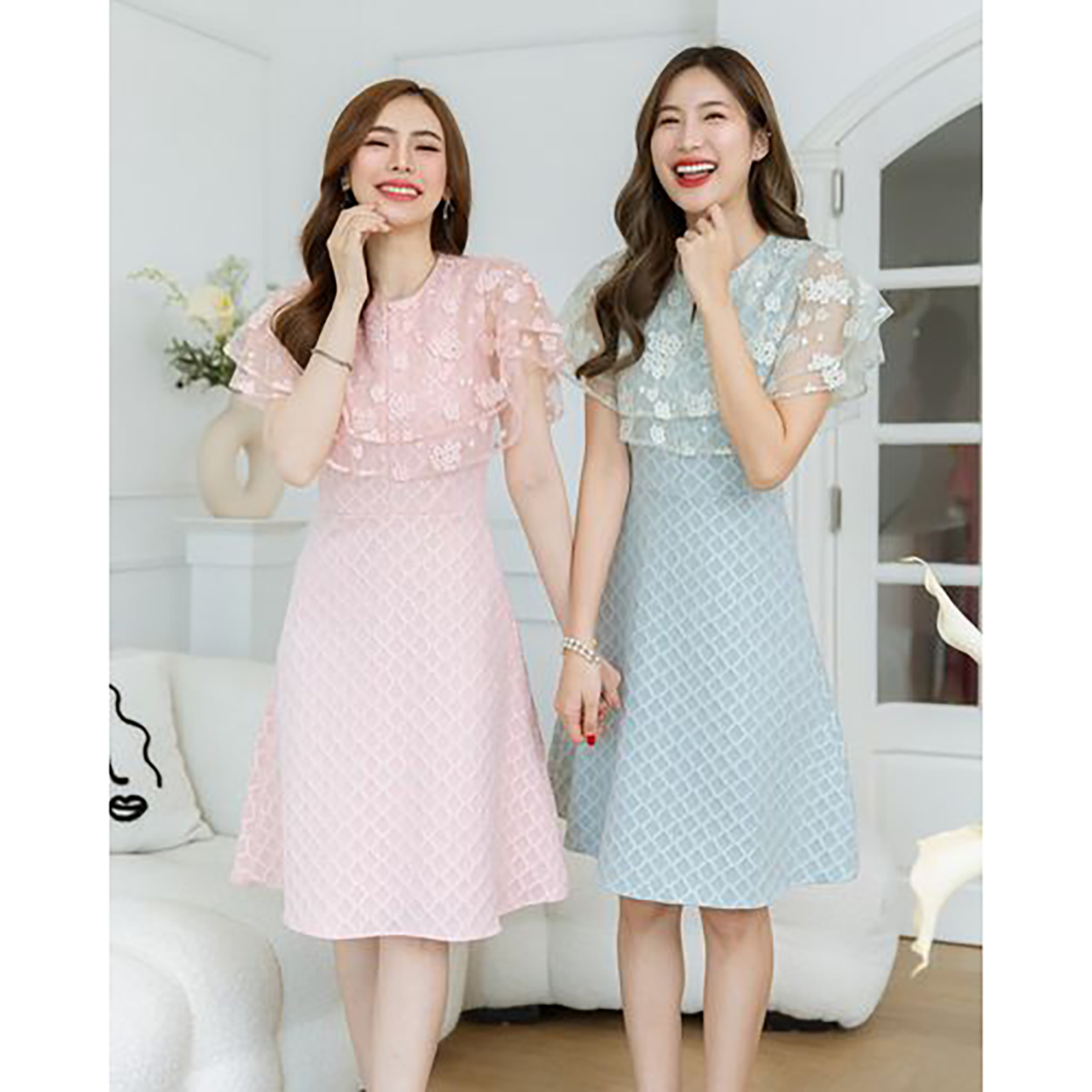 kudapy เดรสสั้นสีชมพูพาสเทล/สีเขียวพาสเทล อกระบายสองชั้น ช่วงเดรสเป็นผ้าแจ็คกาดทอลายนูนมีมิติสวย บวกกับผ้าตาข่ายปักลายดอกฉลุ
