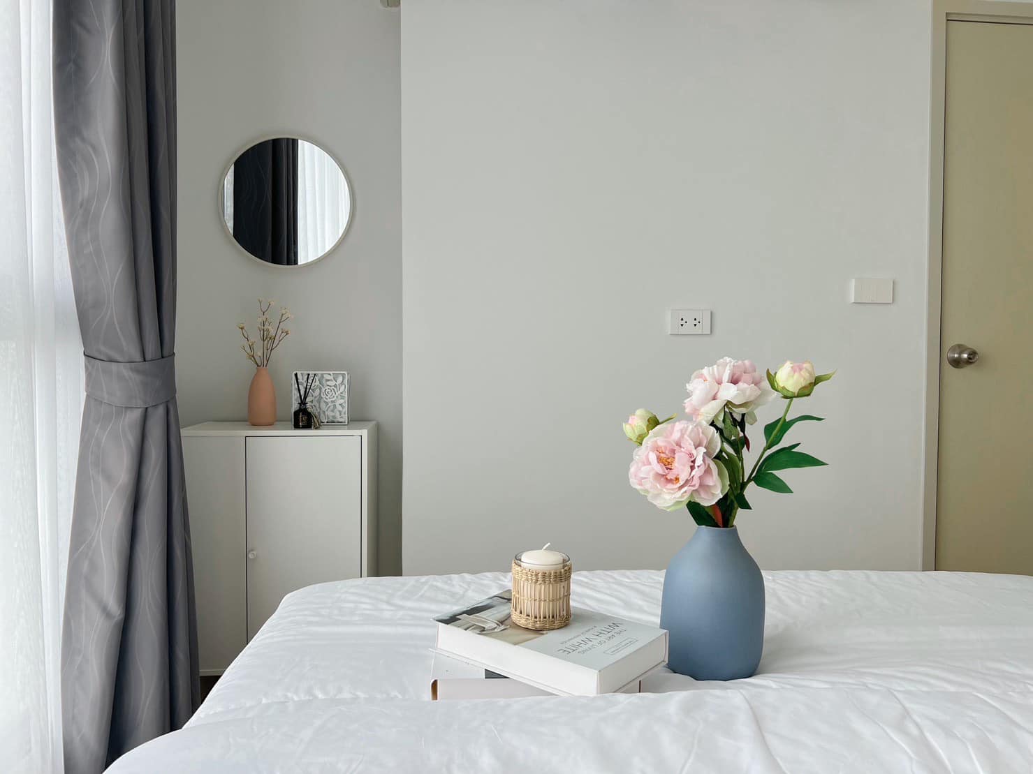 ให้เช่าห้องตกแต่งสวยเครื่องใช้ไฟฟ้าครบสอบถามแอด Line ID : Smile-easy ที่ Feel Condo Lat Phrao 122