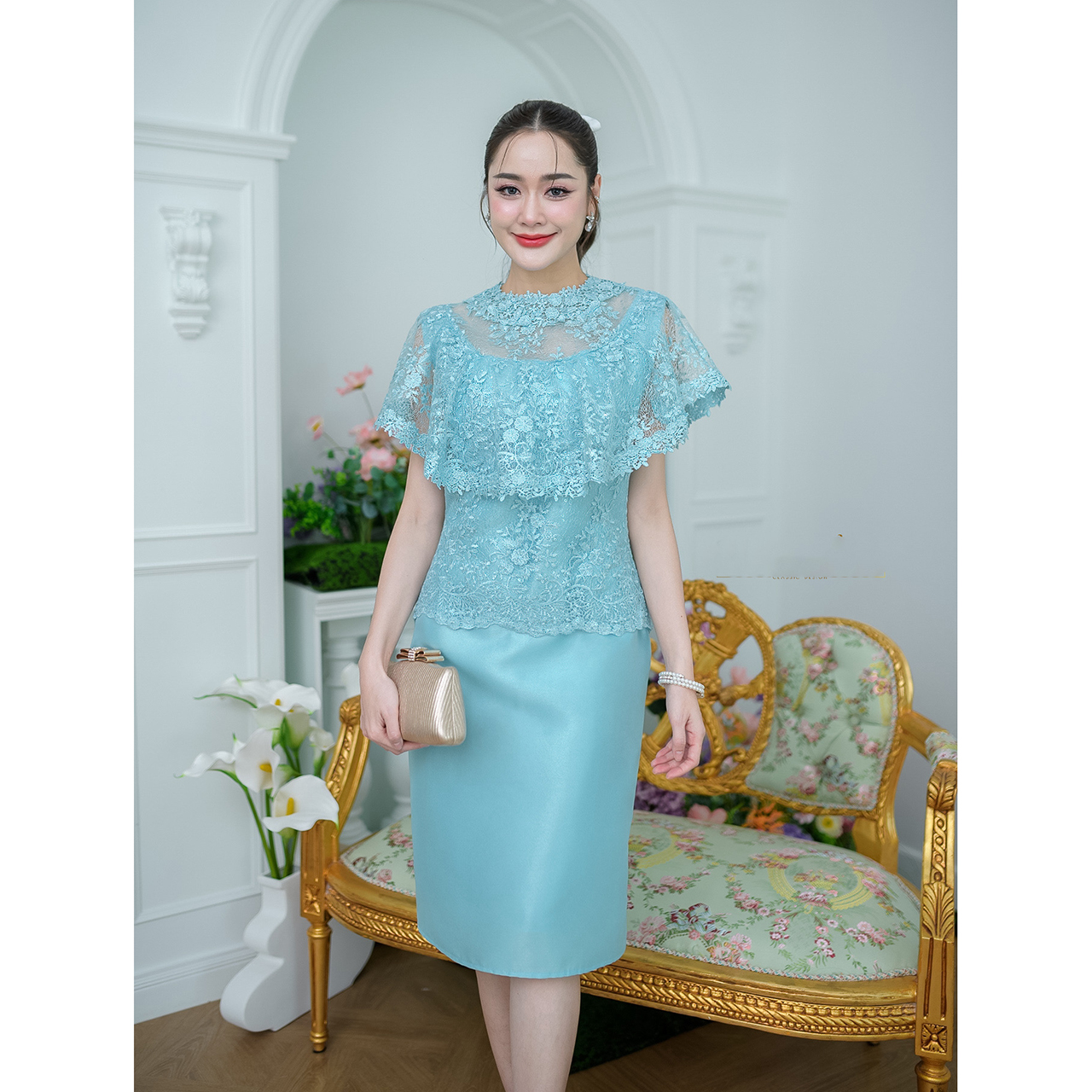 kudapy เดรสสั้นสีม่วง/สีฟ้า ด้านบนเป็นงานผ้าลูกไม้คลุมไหล่ระบายแต่งรอบคอด้วยลูกไม้สวยหรู กระโปรงเป็นงานผ้าไหมญี่ปุ่น