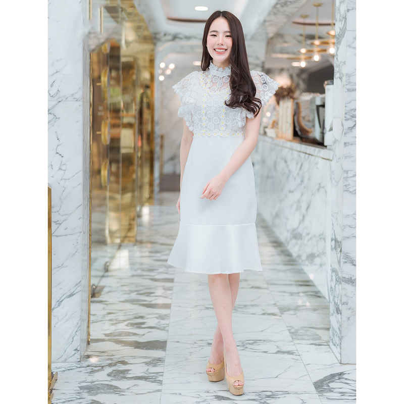 kudapy เดรสสั้นสีขาว ลูกไม้คอมุก เอวสูงใส่สวย ทรงเดรสสั้นใส่แล้วดูดีมากๆ แต่งดีเทลรอบไหล่ตามแบบ งานแต่งชายเดรสทรงหางปลา