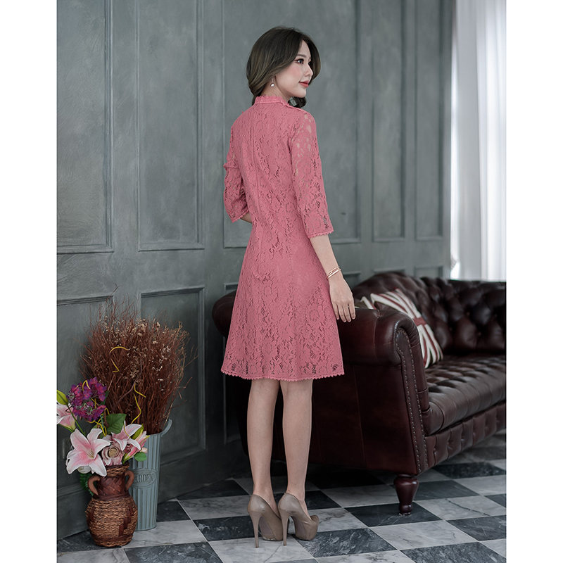 kudapy เดรสสั้นสีชมพู/สีฟ้า ลูกไม้เนื้อนิ่ม รุ่นนี้เป็นแขนศอก กระโปรงบานเล็กน้อย ช่วงอกแต่งผ้าซีทรู เก๋ที่ช่วงคอ