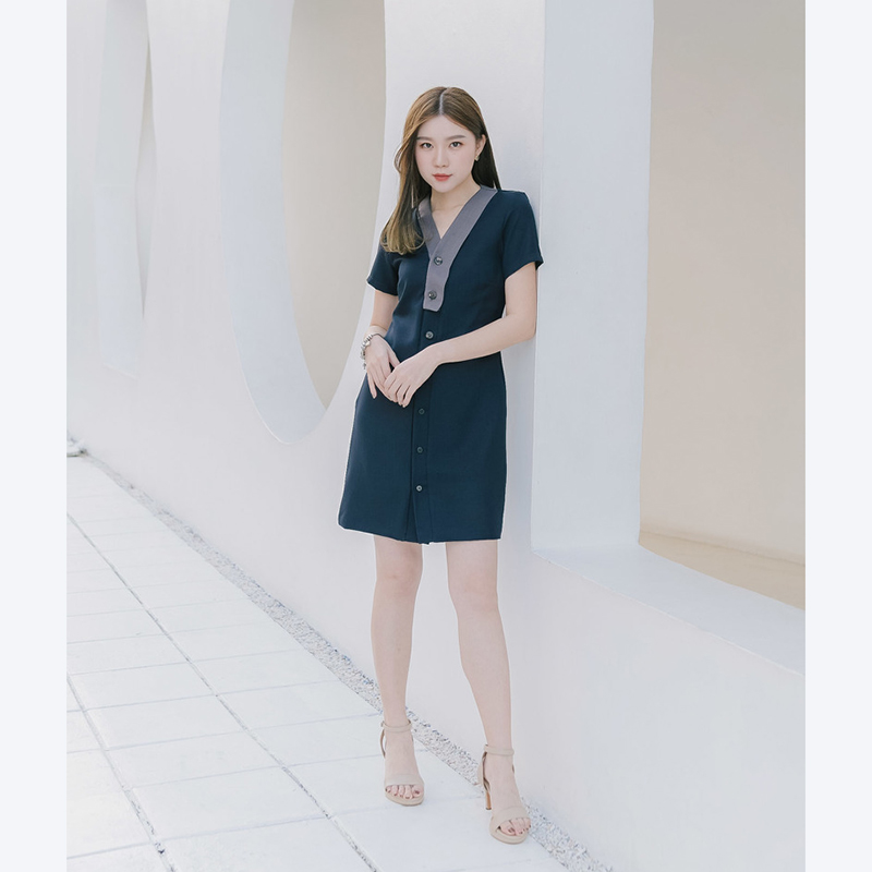 kudapy เดรสแขนสั้น เล่นดีเทลกระดุมสองเฉดบนสาบหน้า ตัวสาบหน้าทำลิ้นด้านในไว้ยาวมาก