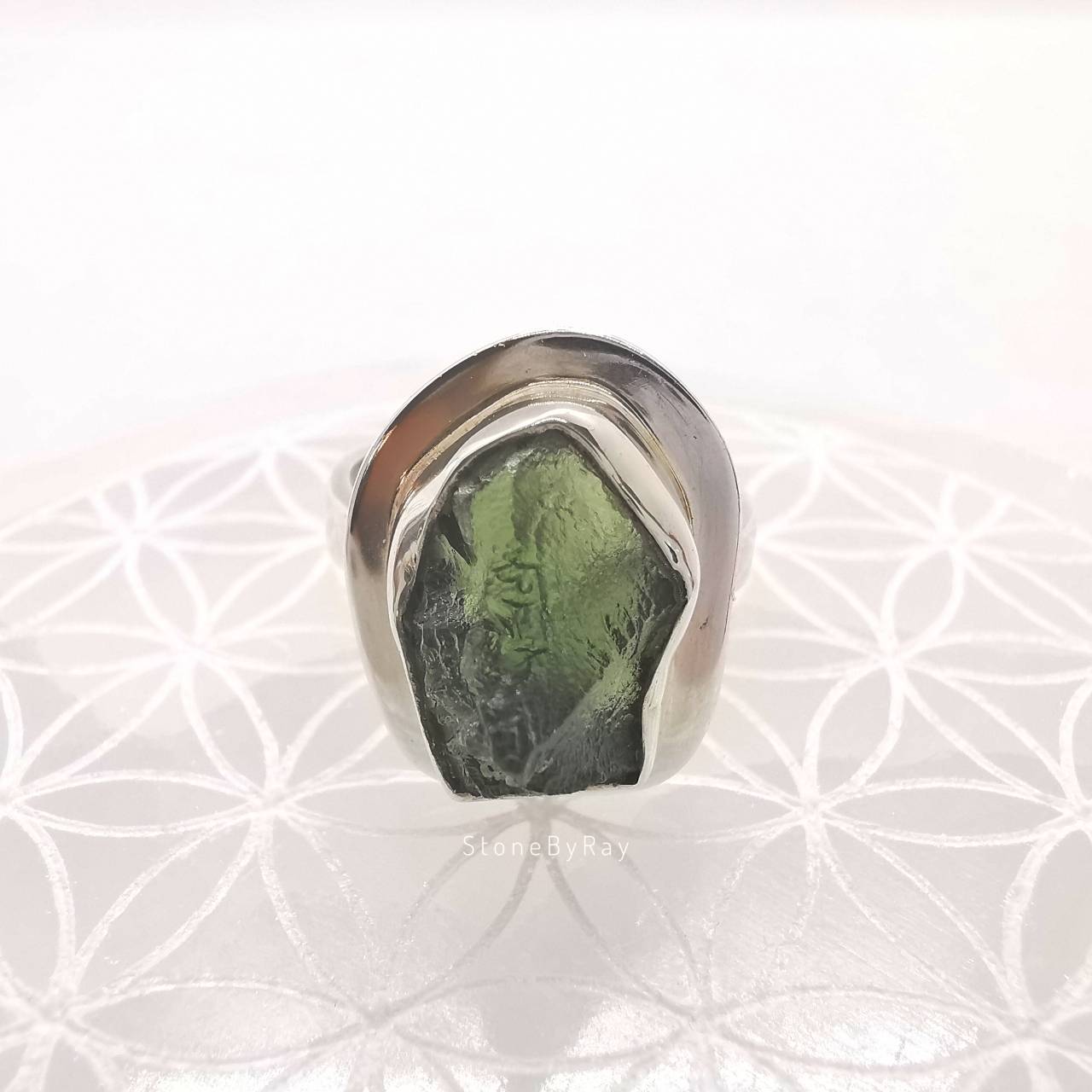 แหวนเงินสะเก็ดดาวโมดาไวต์ทรงธรรมชาติ(Moldavite)