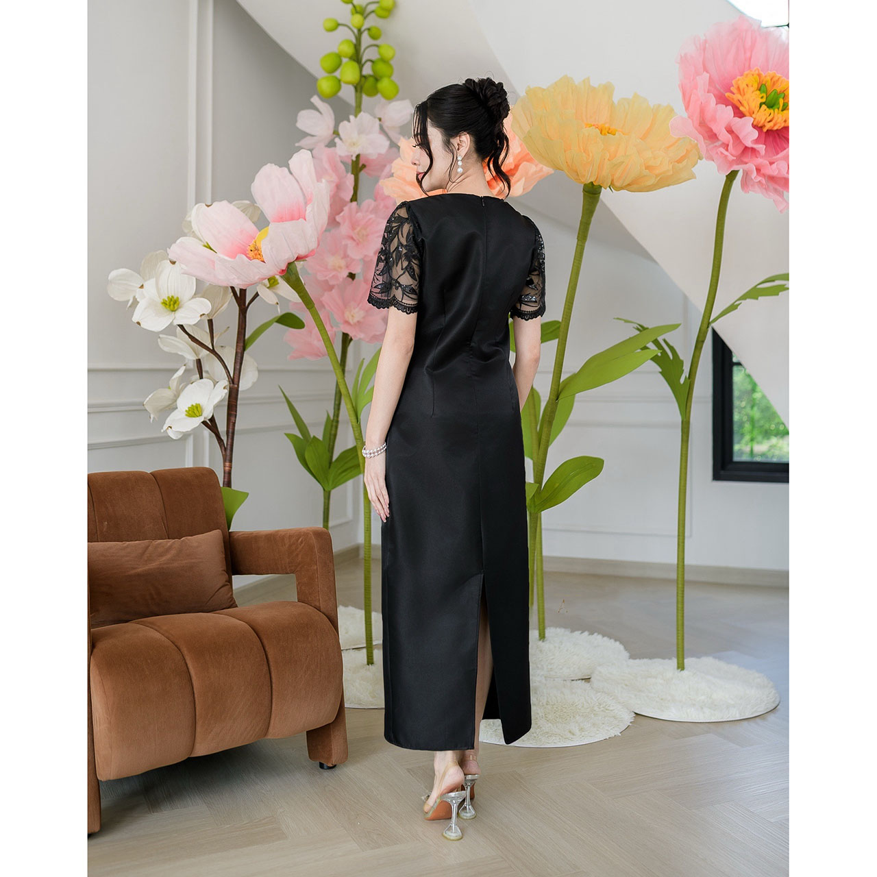 kudapy เดรสผ้าไหมอัดกาวทั้งชุด งานทรงตรงสวยเรียบหรู ด้านหลังกระโปรงผ่า แต่งลูกไม้แต่งเลื่อมช่วงแขนและตกแต่งดอกไม้ประดับช่วงเอว