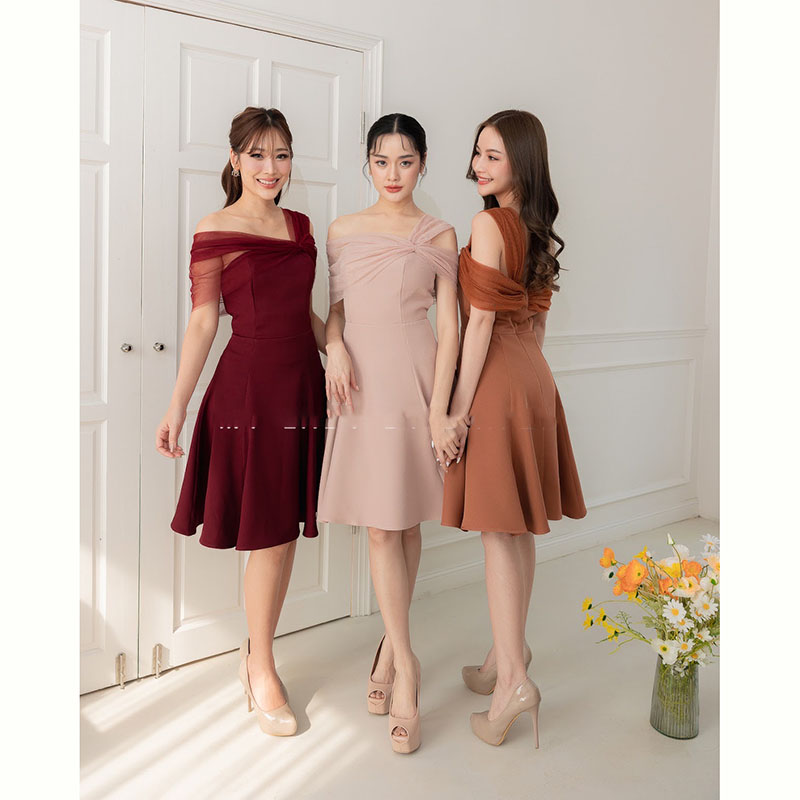 kudapy เดรสสั้นสีโอวัลติน/สีน้ำตาล/สีแดง พรางช่วงแขนแบบดีงามไม่เยอะไป กระโปรงบาน ทรงน่ารักมาก แถมพรางสะโพกได้ด้วย